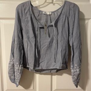 HOLLISTER WHITE AND BLUE STRIPED BLOUSE SIZE SMALL